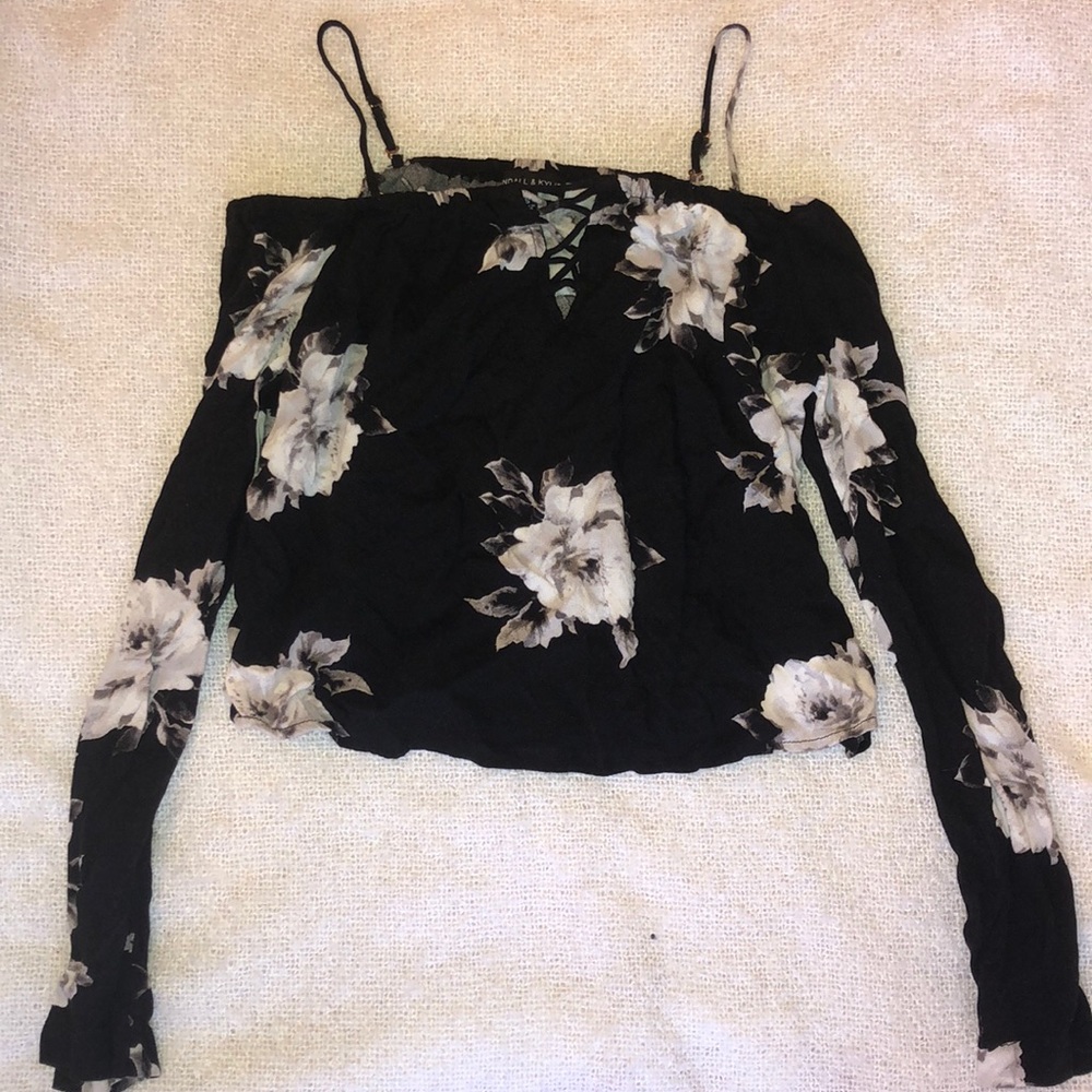 Kendall&Kylie off the shoulder w removable straps